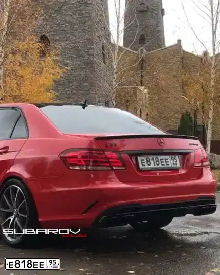 Фото автомобиля MERCEDES E-KLASSE, 2014 — госномер Е818ЕЕ95. Цвет: Красный