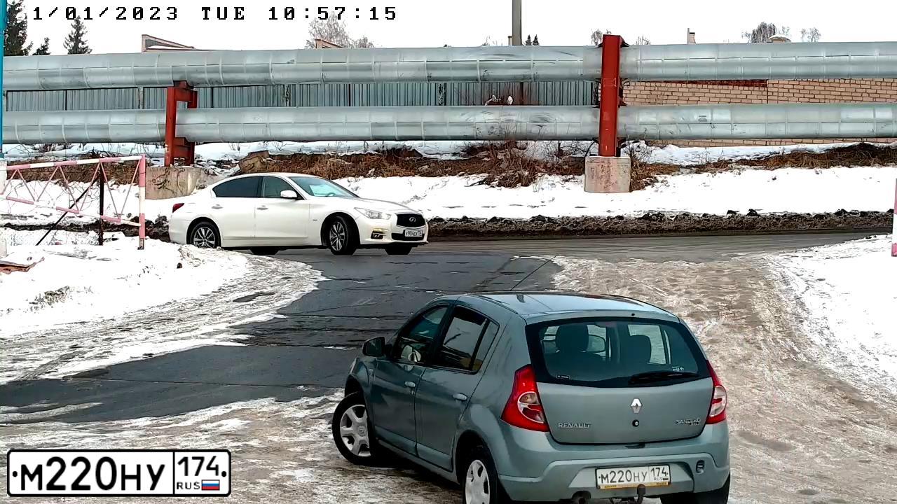 Фото автомобиля RENAULT SANDERO, 2011 — госномер М220НУ174. Цвет: СИНИЙ