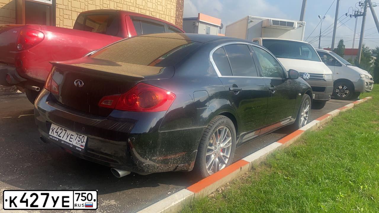 Фото автомобиля INFINITI I G, 2010 — госномер К427УЕ750. Цвет: ЧЕРНЫЙ