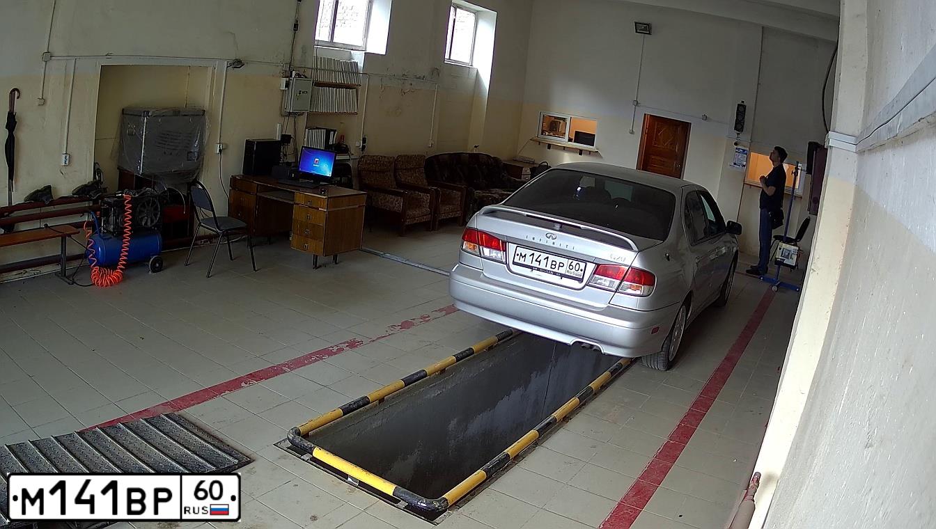 Фото автомобиля INFINITI G20, 2002 — госномер М141ВР60. Цвет: СЕРЕБРИСТЫЙ