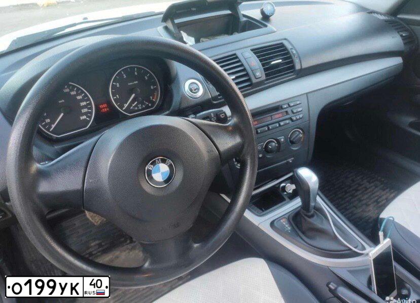 Фото автомобиля BMW SERIE 1, 2010 — госномер В272НА797. Цвет: Белый