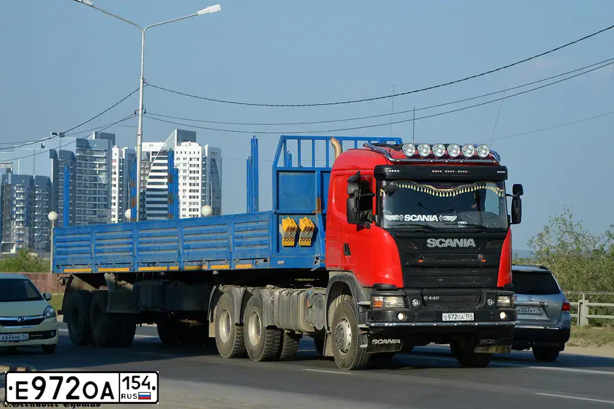 Фото автомобиля SCANIA SERIE G /6X6/, 2015 — госномер Е972ОА154. Цвет: Красный