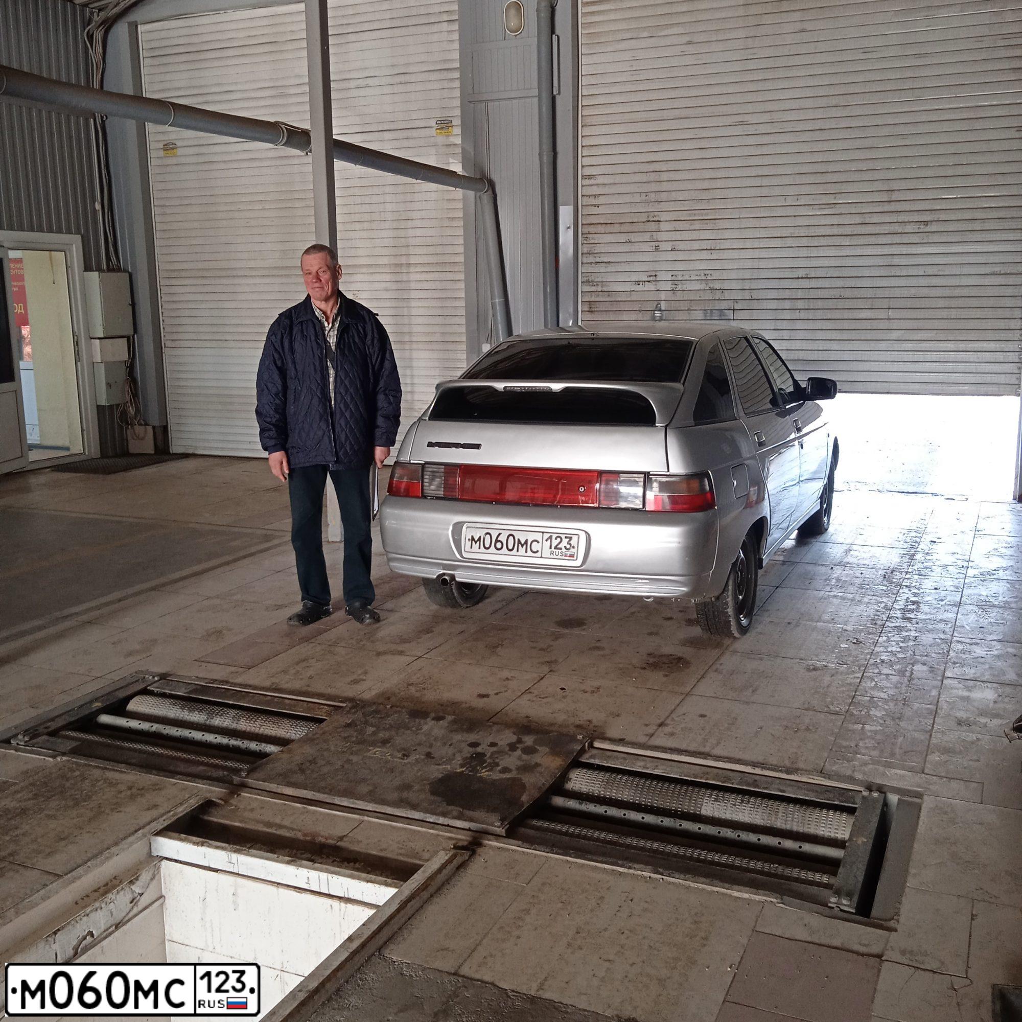 Фото автомобиля LADA 2112, 2004 — госномер М060МС123. Цвет: СВЕТЛО-СЕРЕБРИСТЫЙ МЕТАЛЛ