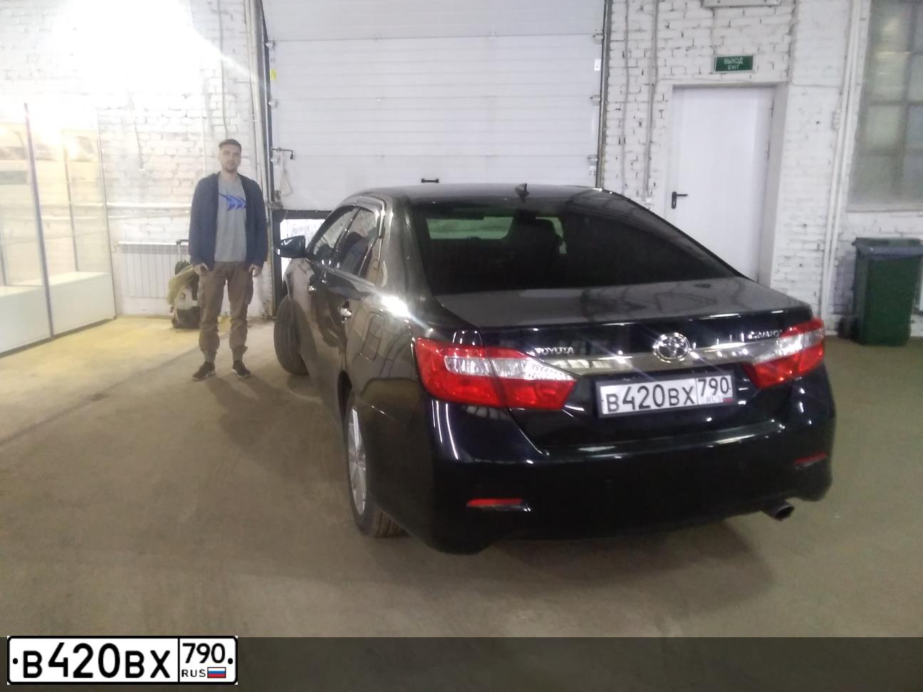 Фото автомобиля TOYOTA CAMRY, 2012 — госномер В420ВХ790. Цвет: ЧЕРНЫЙ