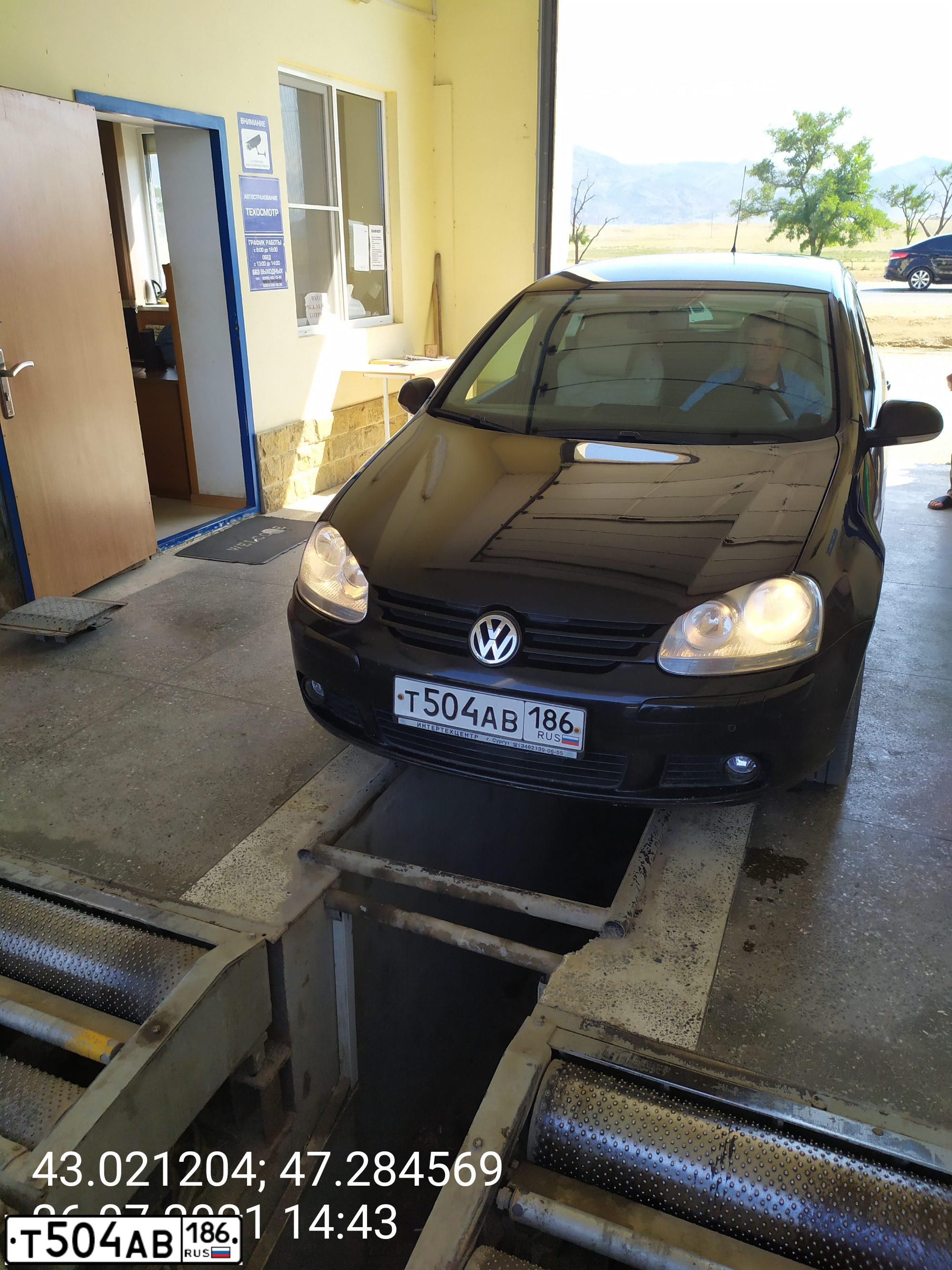 Фото автомобиля VOLKSWAGEN GOLF, 2006 — госномер Т504АВ186. Цвет: ЧЕРНЫЙ