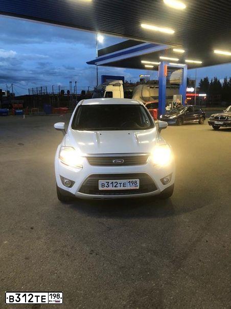 Фото автомобиля FORD KUGA, 2011 — госномер М660РК198. Цвет: Белый