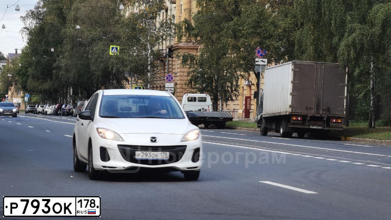 Фото автомобиля MAZDA 3, 2013 — госномер Р793ОК178. Цвет: БЕЛЫЙ