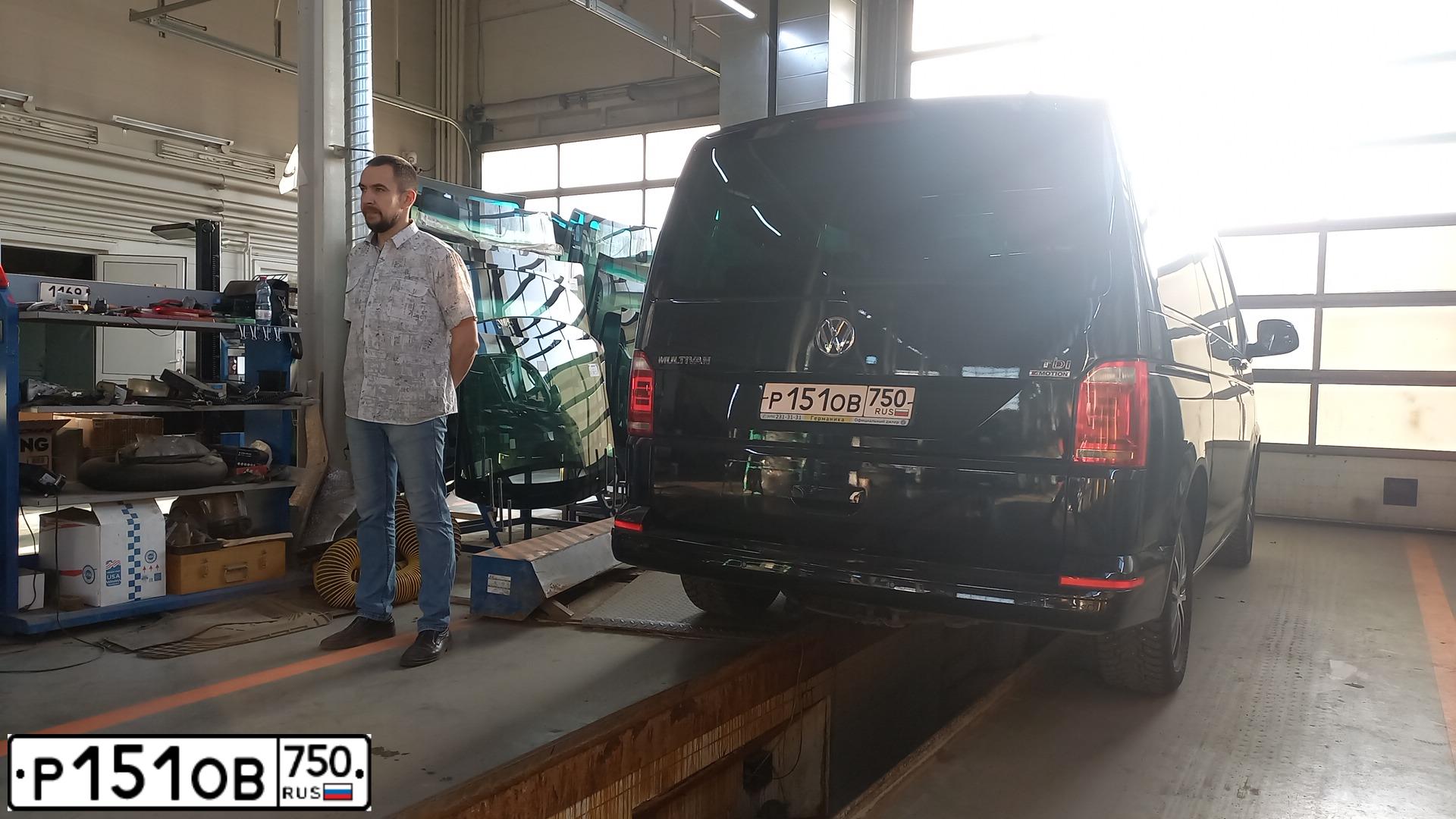 Фото автомобиля VOLKSWAGEN MULTIVAN, 2016 — госномер Р151ОВ750. Цвет: ЧЕРНЫЙ