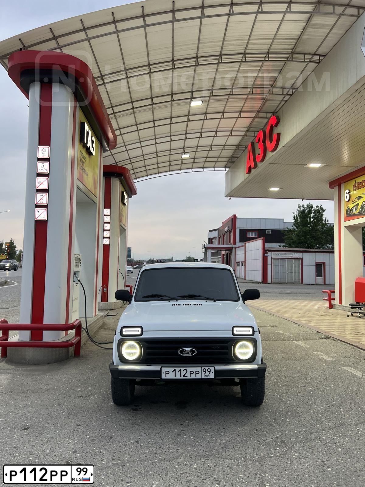 Фото автомобиля LADA 2121 NIVA, 2015 — госномер Р112РР99. Цвет: ЯРКО-БЕЛЫЙ