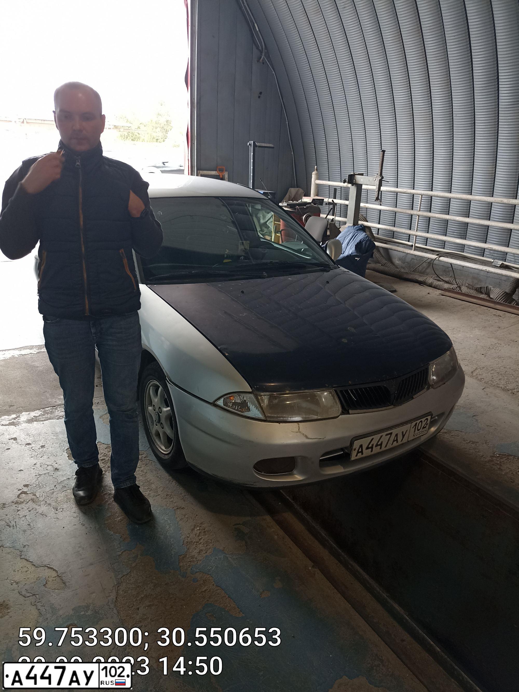 Фото автомобиля MITSUBISHI CARISMA, 1998 — госномер К128МВ53. Цвет: БЕЛЫЙ (СЕРЕБРИСТЫЙ)