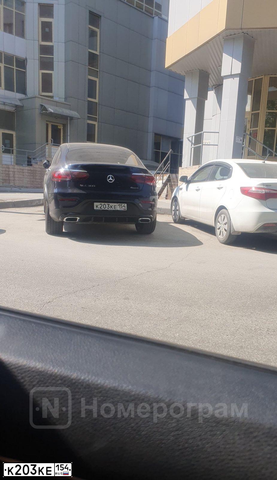 Фото автомобиля MERCEDES-BENZ MERCEDES - BENZ БЕЗ МОДЕЛИ GLС СLАSS, 2021 — госномер С555УК154. Цвет: синий