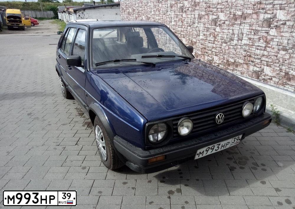 Фото автомобиля VOLKSWAGEN GOLF, 1990 — госномер М993НР39. Цвет: СИНИЙ