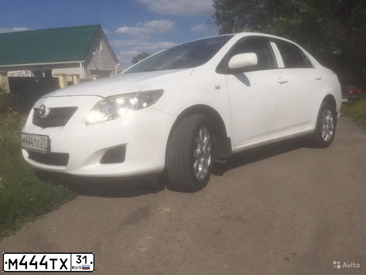 Фото автомобиля TOYOTA COROLLA, 2008 — госномер М444ТХ31. Цвет: Белый
