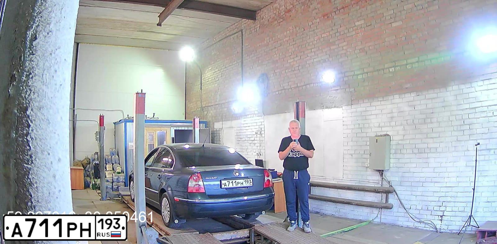 Фото автомобиля VOLKSWAGEN PASSAT, 2004 — госномер А711РН193. Цвет: Темно-синий
