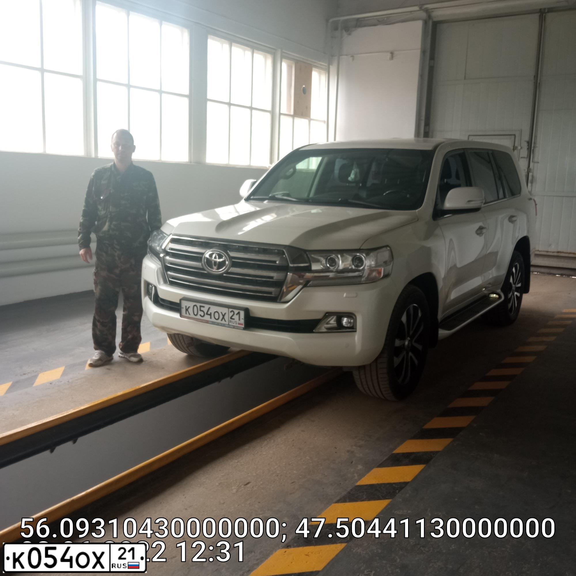 Фото автомобиля TOYOTA LANDCRUISER 200, 2015 — госномер Р333ТА102. Цвет: Белый