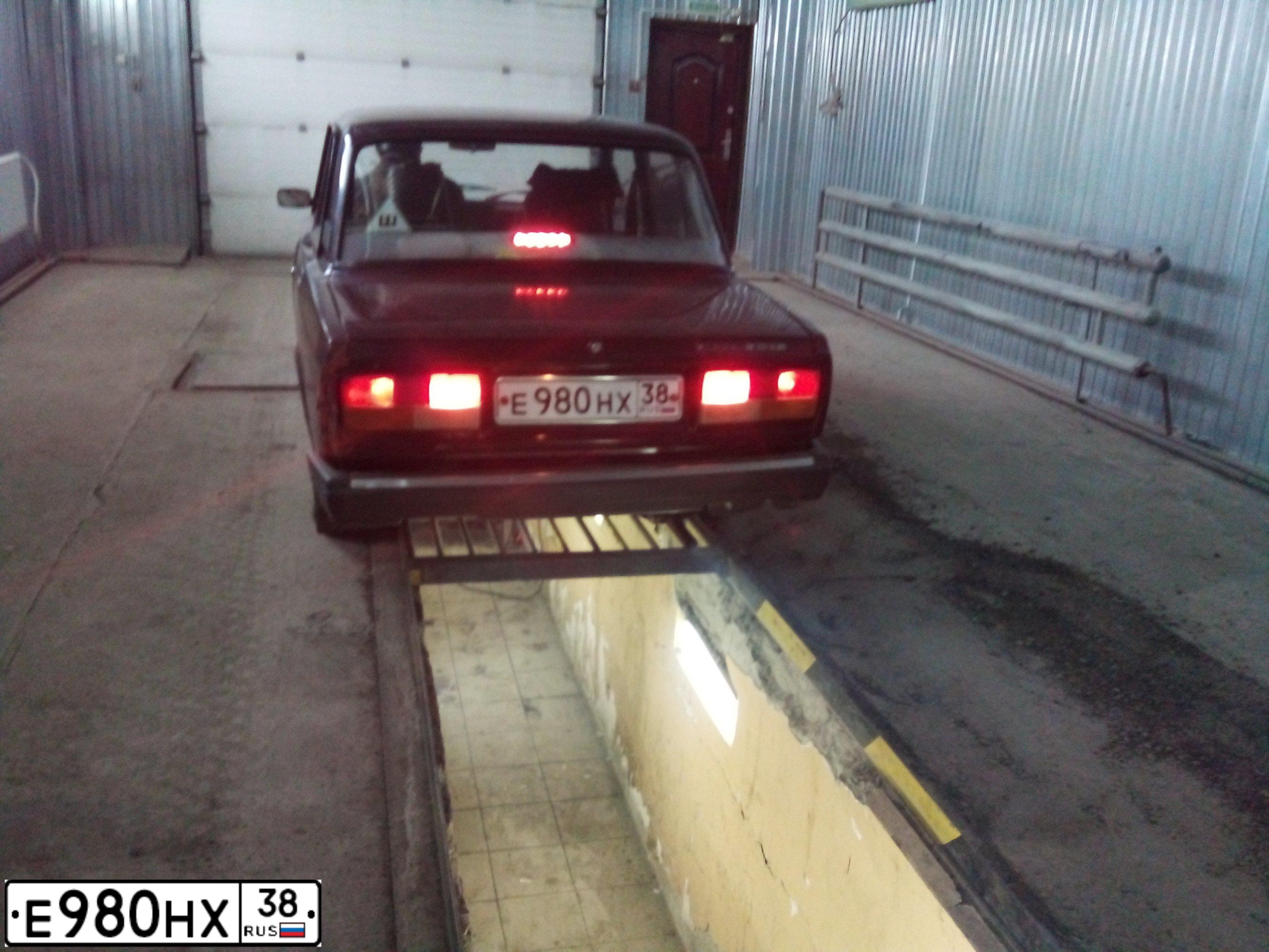 Фото автомобиля LADA 2107 LADA, 2005 — госномер Е980НХ38. Цвет: ТЕМНО-ВИШНЕВЫЙ