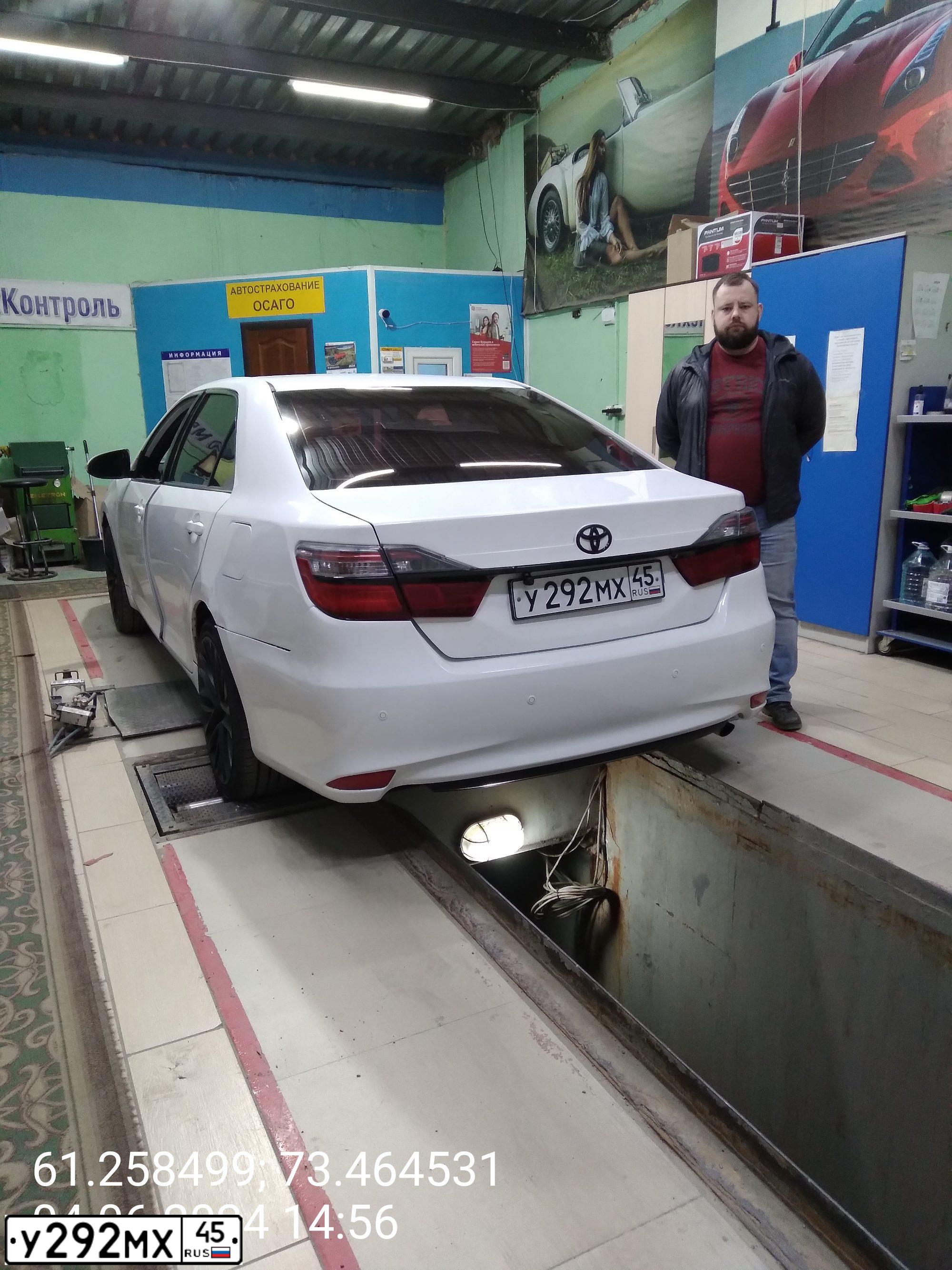 Фото автомобиля TOYOTA CAMRY, 2015 — госномер У292МХ45. Цвет: Белый