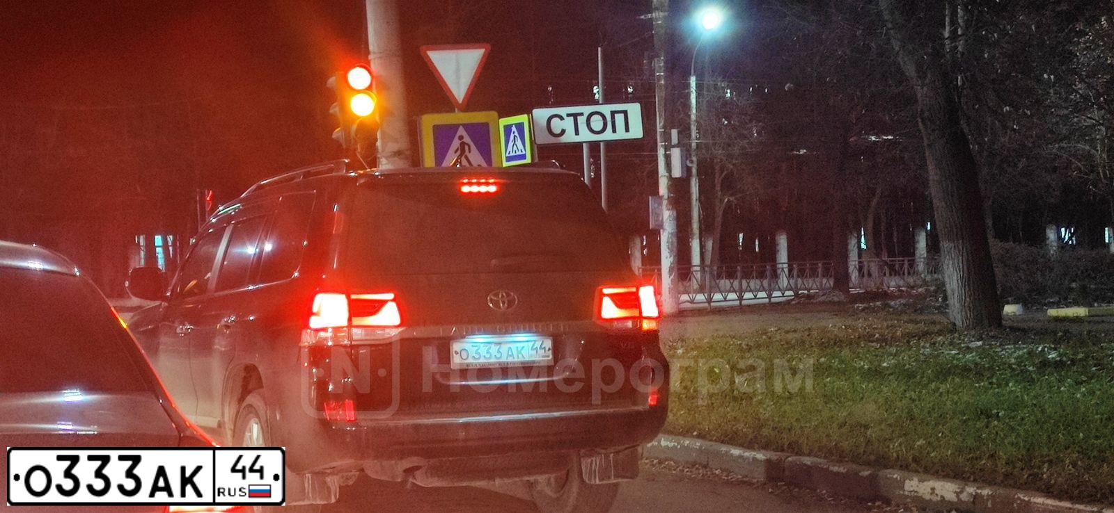 Фото автомобиля TOYOTA LANDCRUISER 200, 2016 — госномер О333АК44. Цвет: ЧЕРНЫЙ