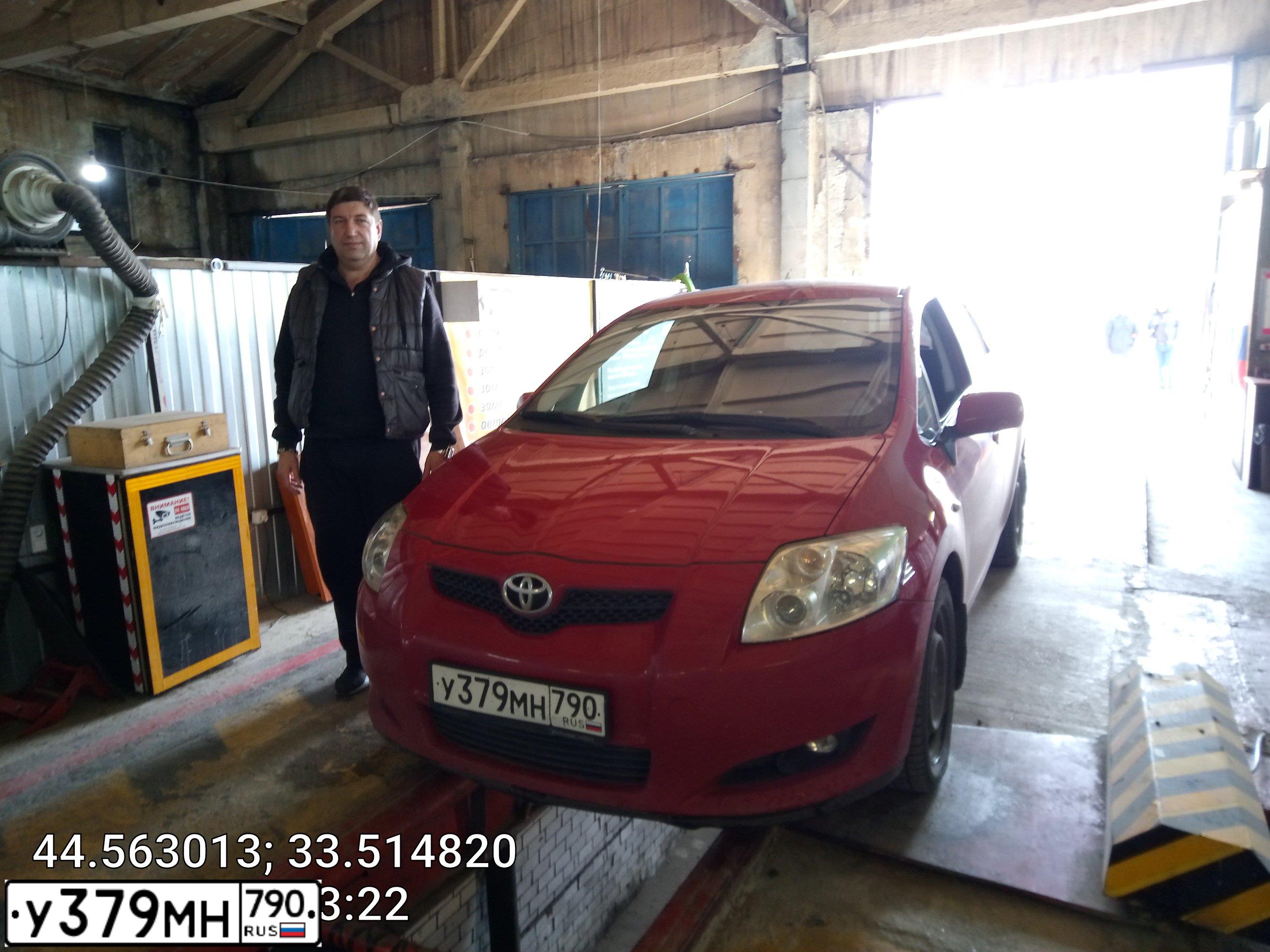 Фото автомобиля TOYOTA AURIS, 2008 — госномер С607СС53. Цвет: Красный