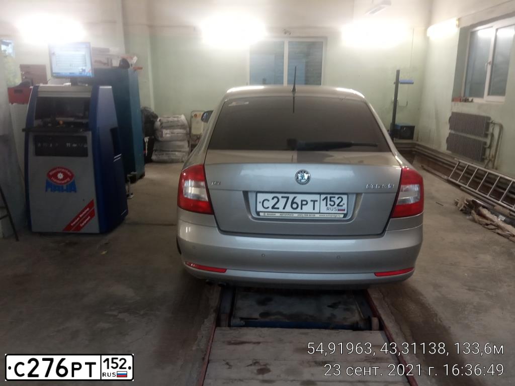 Фото автомобиля SKODA OCTAVIA, 2013 — госномер У008РР777. Цвет: БЕЖЕВЫЙ