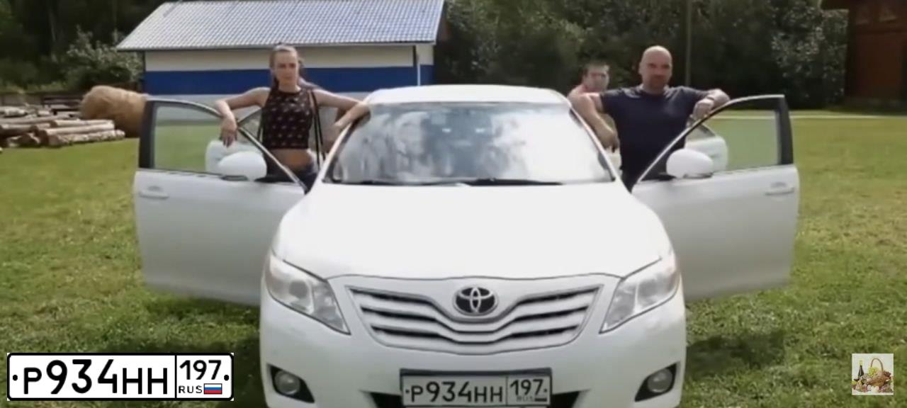 Фото автомобиля TOYOTA CAMRY, 2011 — госномер М155ЕО134. Цвет: Белый