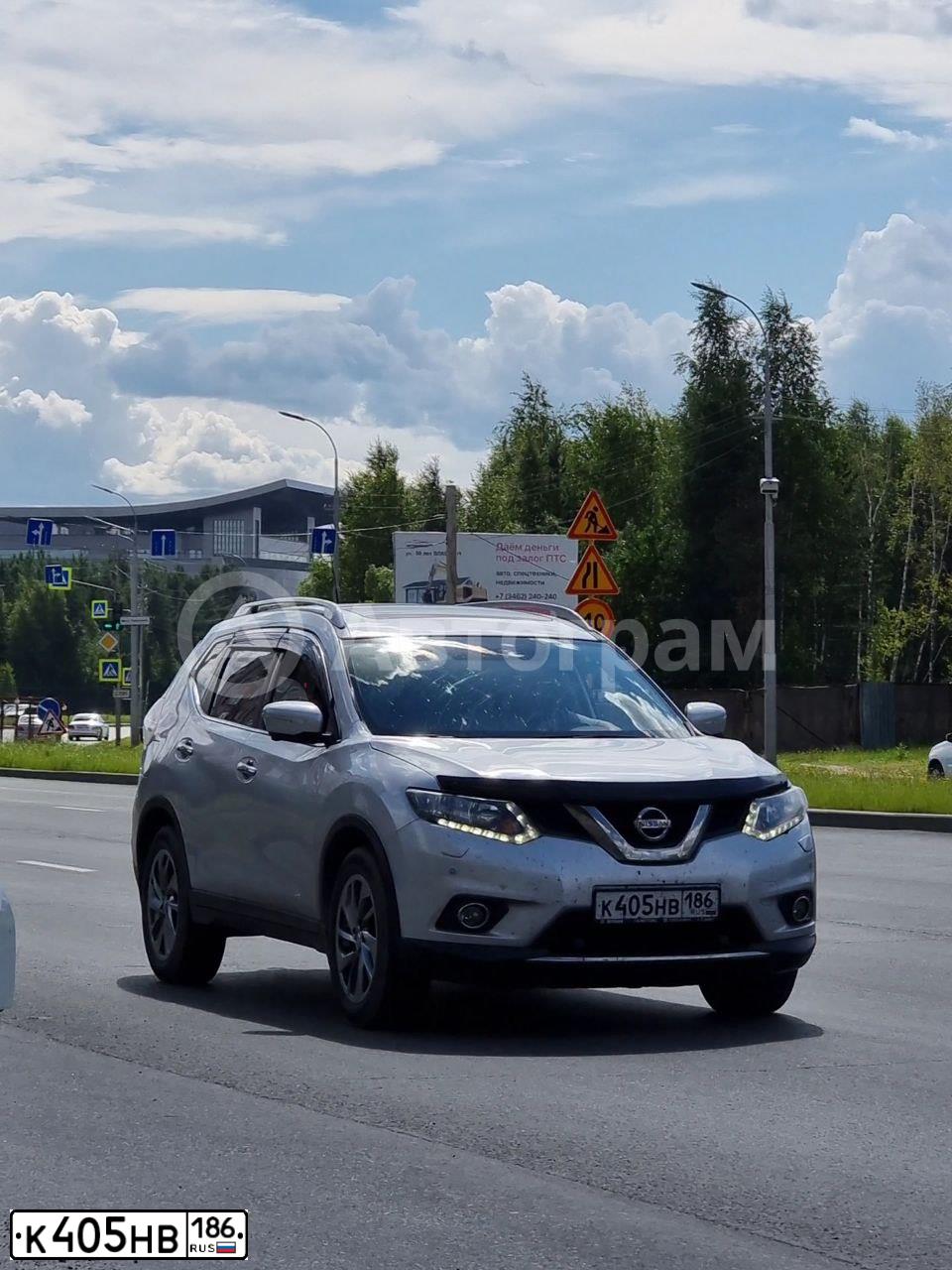 Фото автомобиля NISSAN X-TRAIL, 2015 — госномер К405НВ186. Цвет: Серебристый