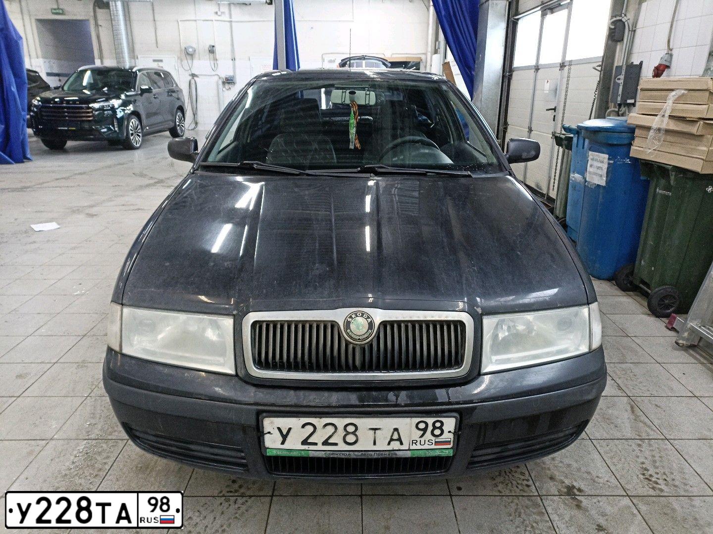 Фото автомобиля SKODA OCTAVIA, 2008 — госномер Н585НР198. Цвет: ЧЕРНЫЙ