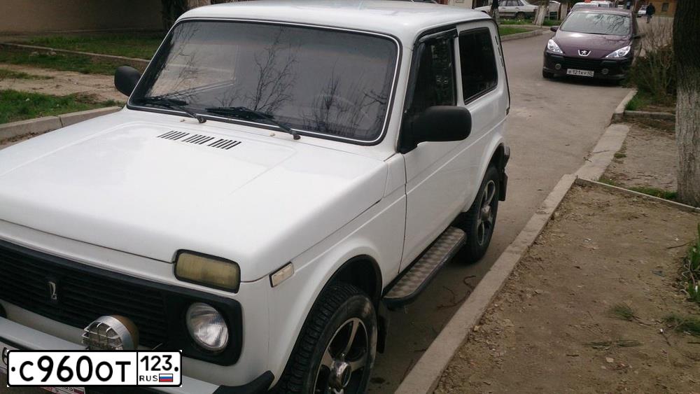 Фото автомобиля LADA 2121 NIVA, 1999 — госномер С960ОТ123. Цвет: Белый