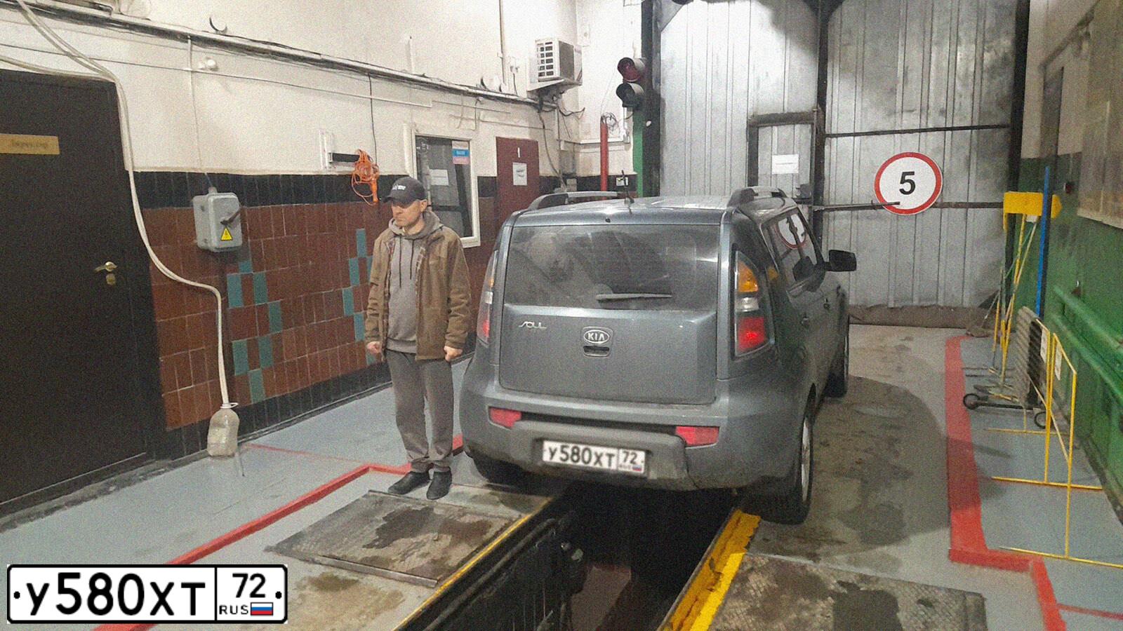 Фото автомобиля KIA SOUL, 2012 — госномер С485ТК72. Цвет: ПЕРЛАМУТРОВО-СЕРЕБРИСТЫЙ