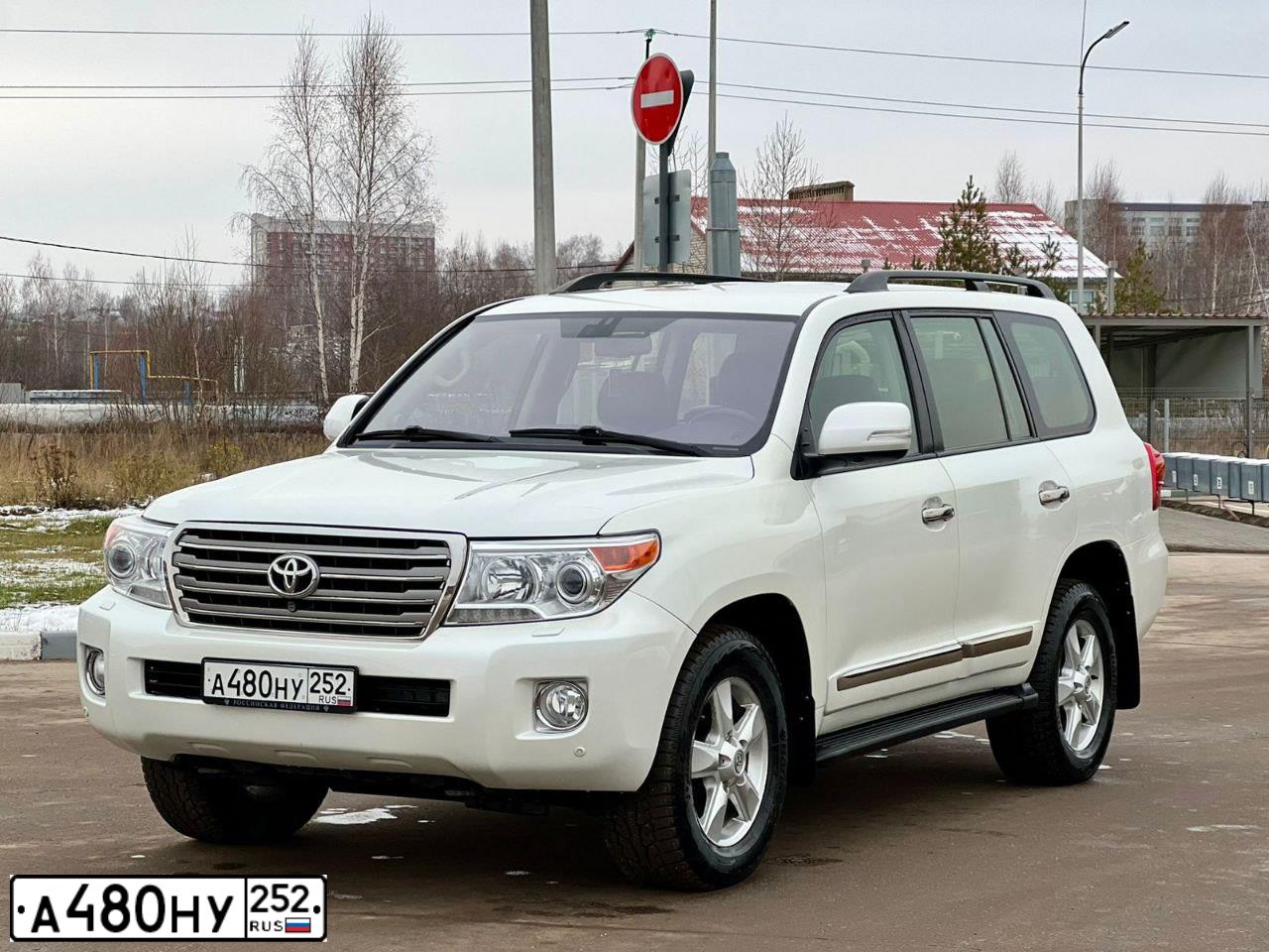 Фото автомобиля TOYOTA LANDCRUISER 200, 2012 — госномер А480НУ252. Цвет: Белый