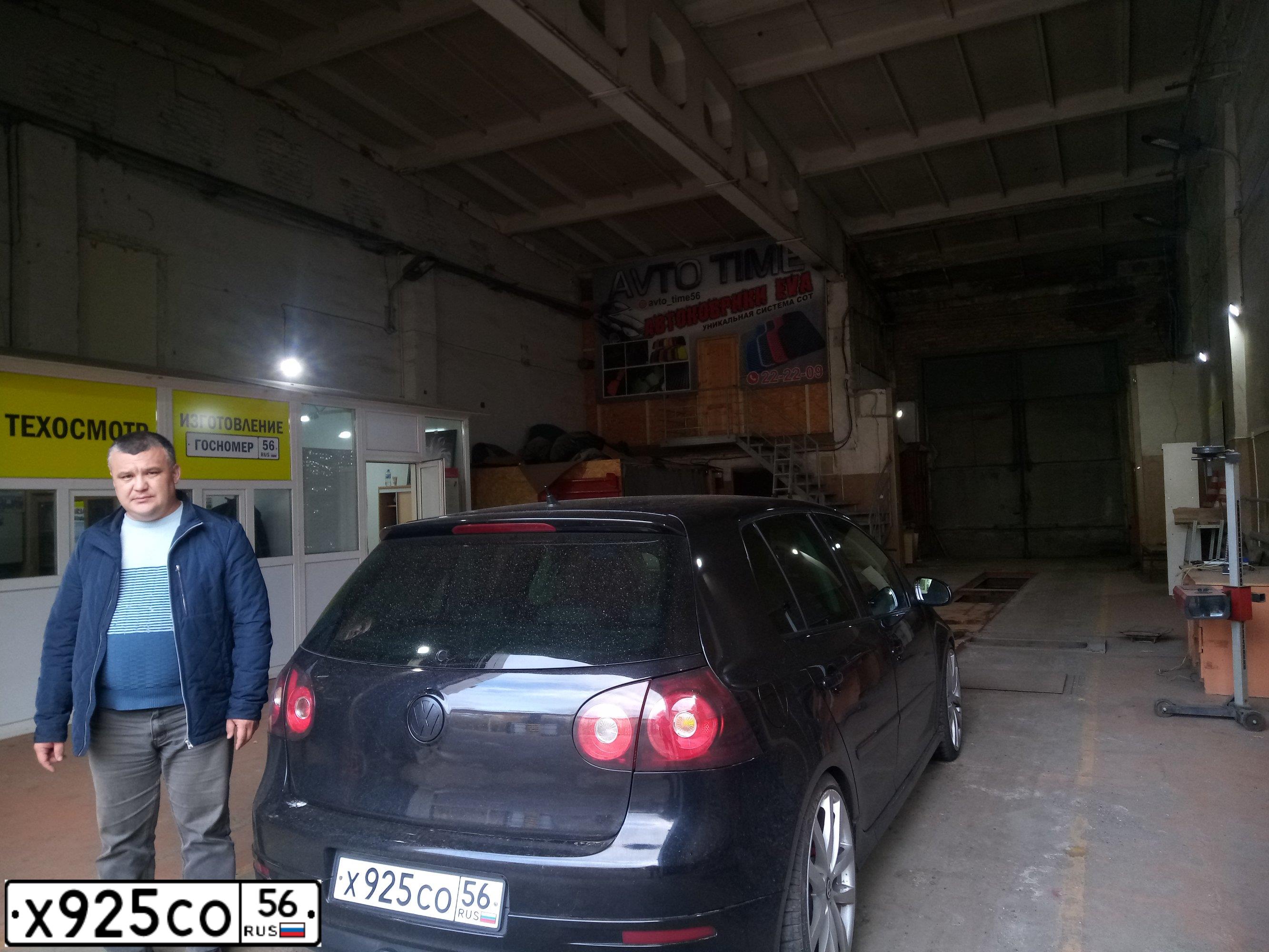Фото автомобиля VOLKSWAGEN GOLF, 2008 — госномер Х925СО56. Цвет: ЧЕРНЫЙ