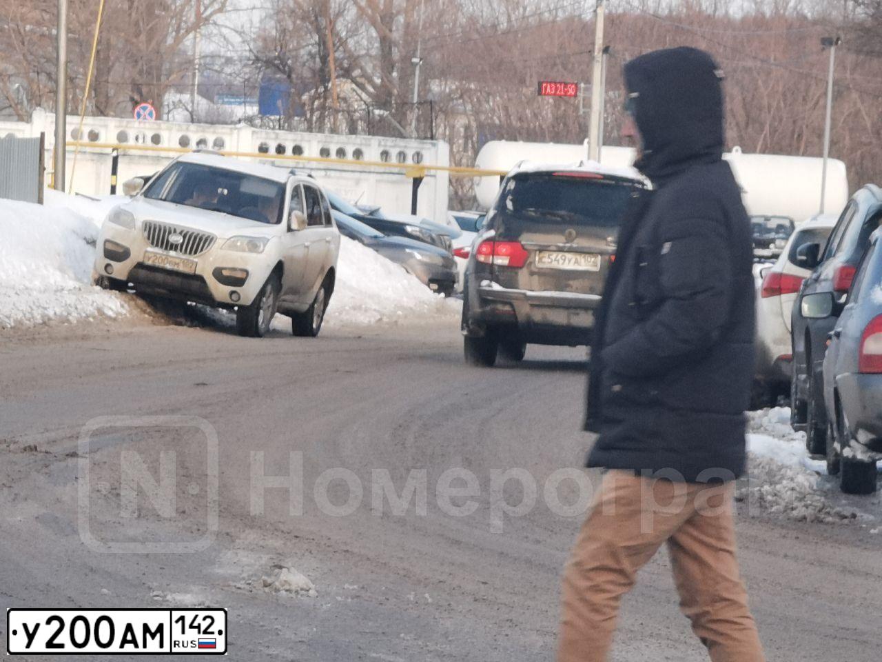 Фото автомобиля TOYOTA LANDCRUISER 200, 2012 — госномер А003МО134. Цвет: СЕРЕБРИСТЫЙ