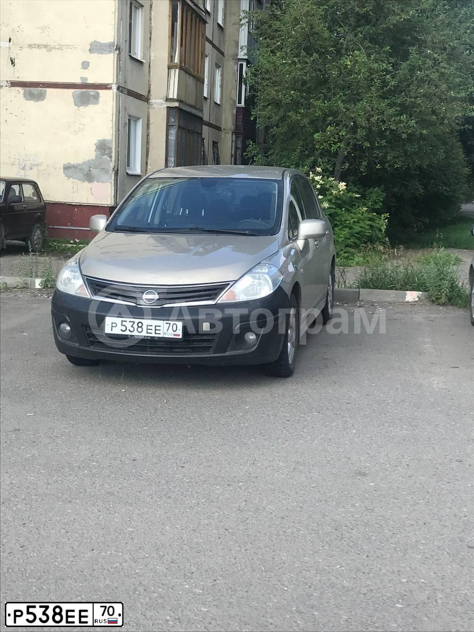 Фото автомобиля NISSAN TIIDA, 2011 — госномер Р538ЕЕ70. Цвет: СВЕТЛО-КОРИЧНЕВЫЙ