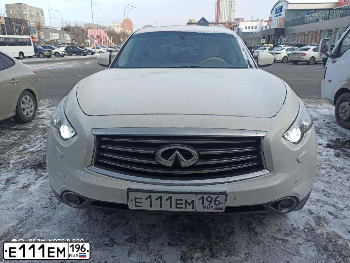 Фото автомобиля INFINITI QX70 /FX/, 2012 — госномер Е111ЕМ196. Цвет: Белый