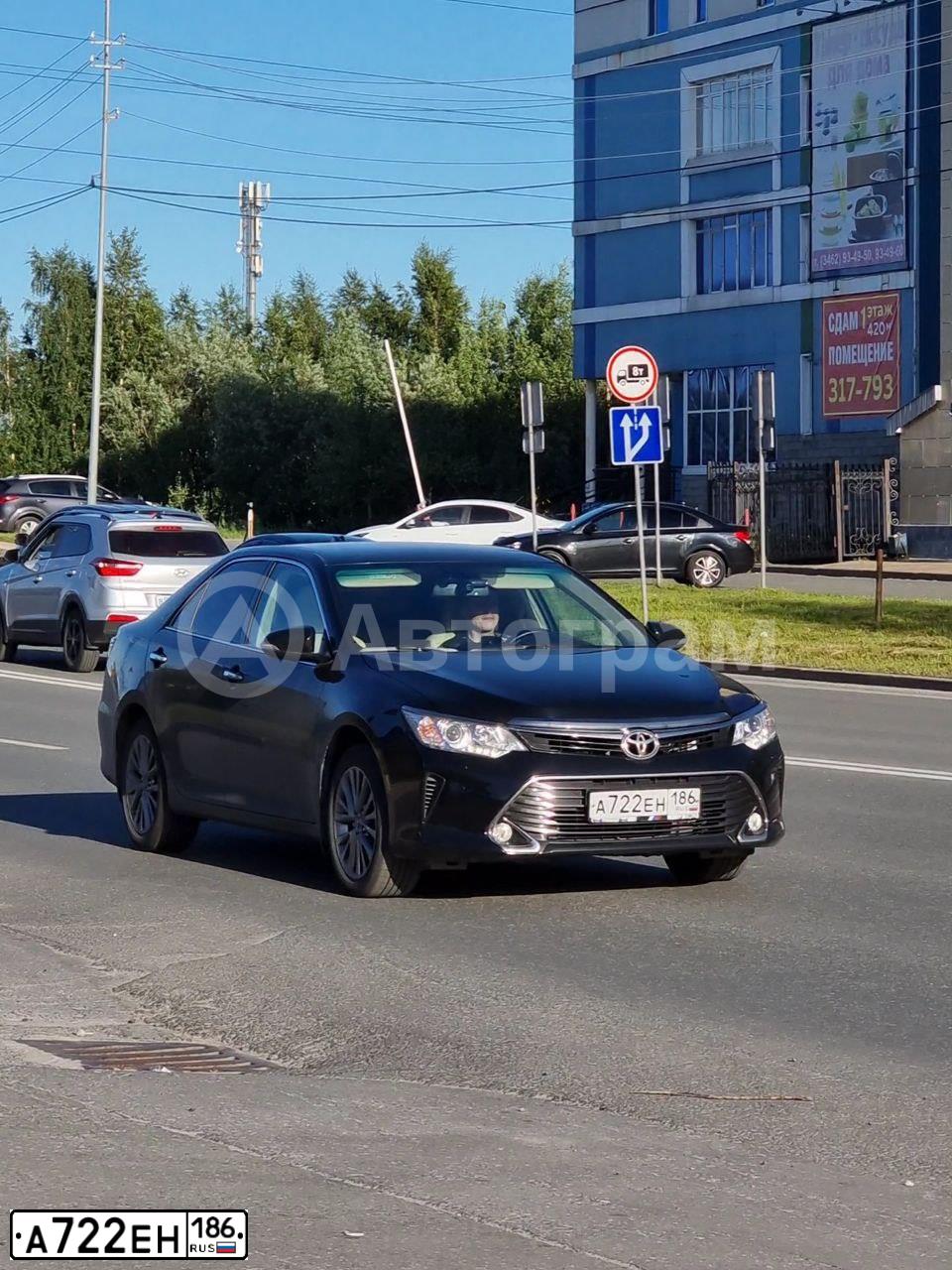 Фото автомобиля TOYOTA CAMRY, 2017 — госномер А722ЕН186. Цвет: ЧЕРНЫЙ МЕТАЛЛИК