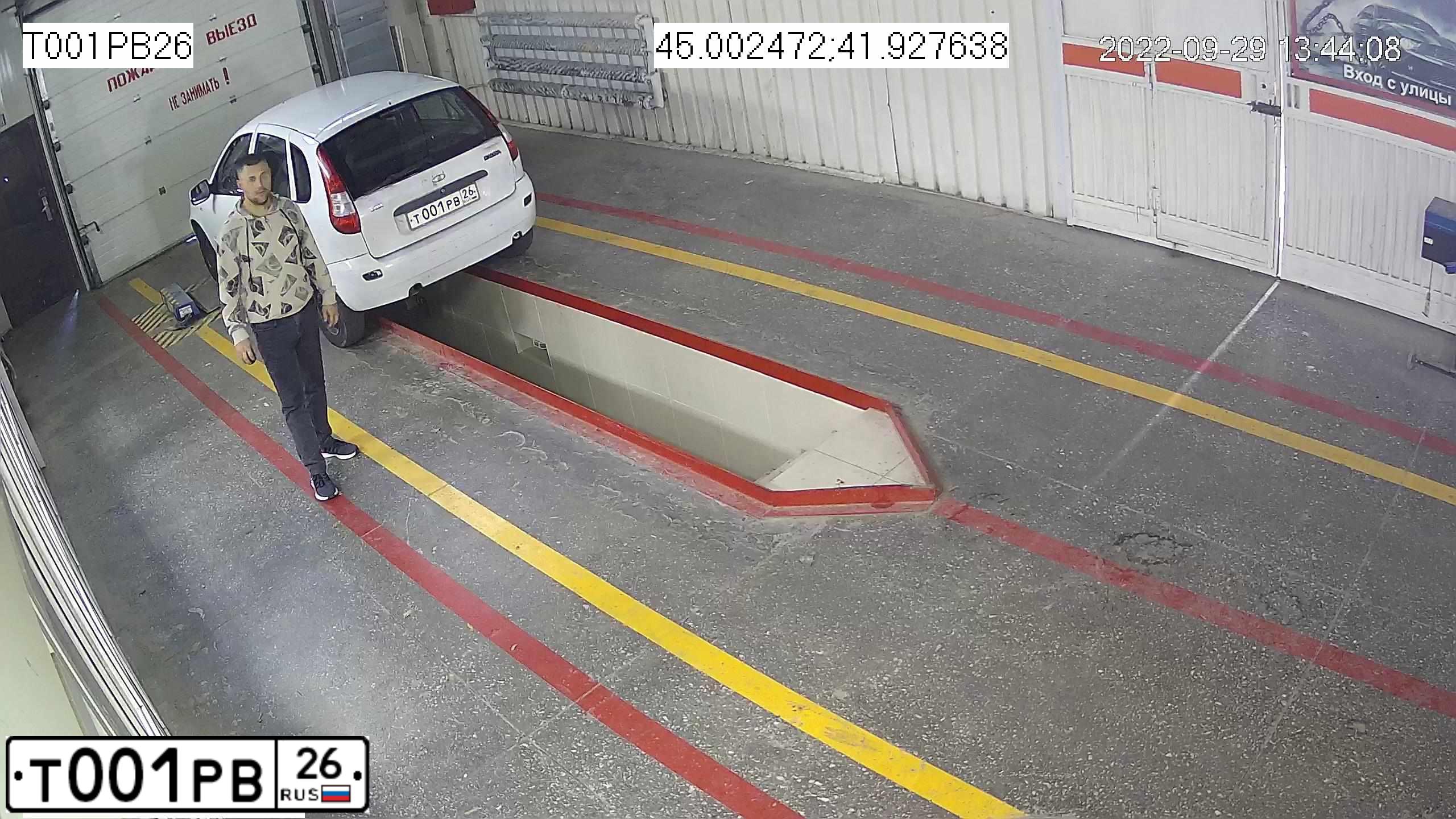 Фото автомобиля BMW X5, 2015 — госномер Т001РВ26. Цвет: БЕЛЫЙ МЕТАЛЛИК