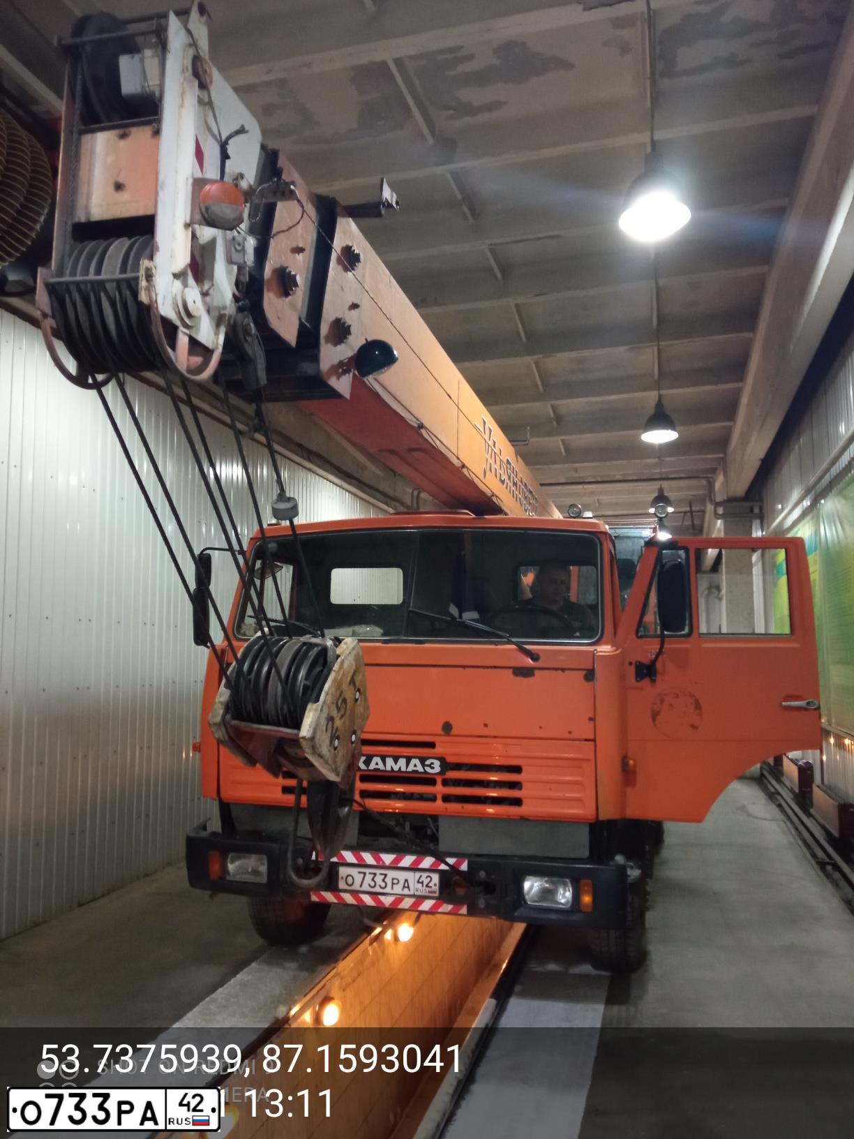 Фото автомобиля KAMAZ 55111 /6X4/, 2005 — госномер Х904ОН142. Цвет: Оранжевый