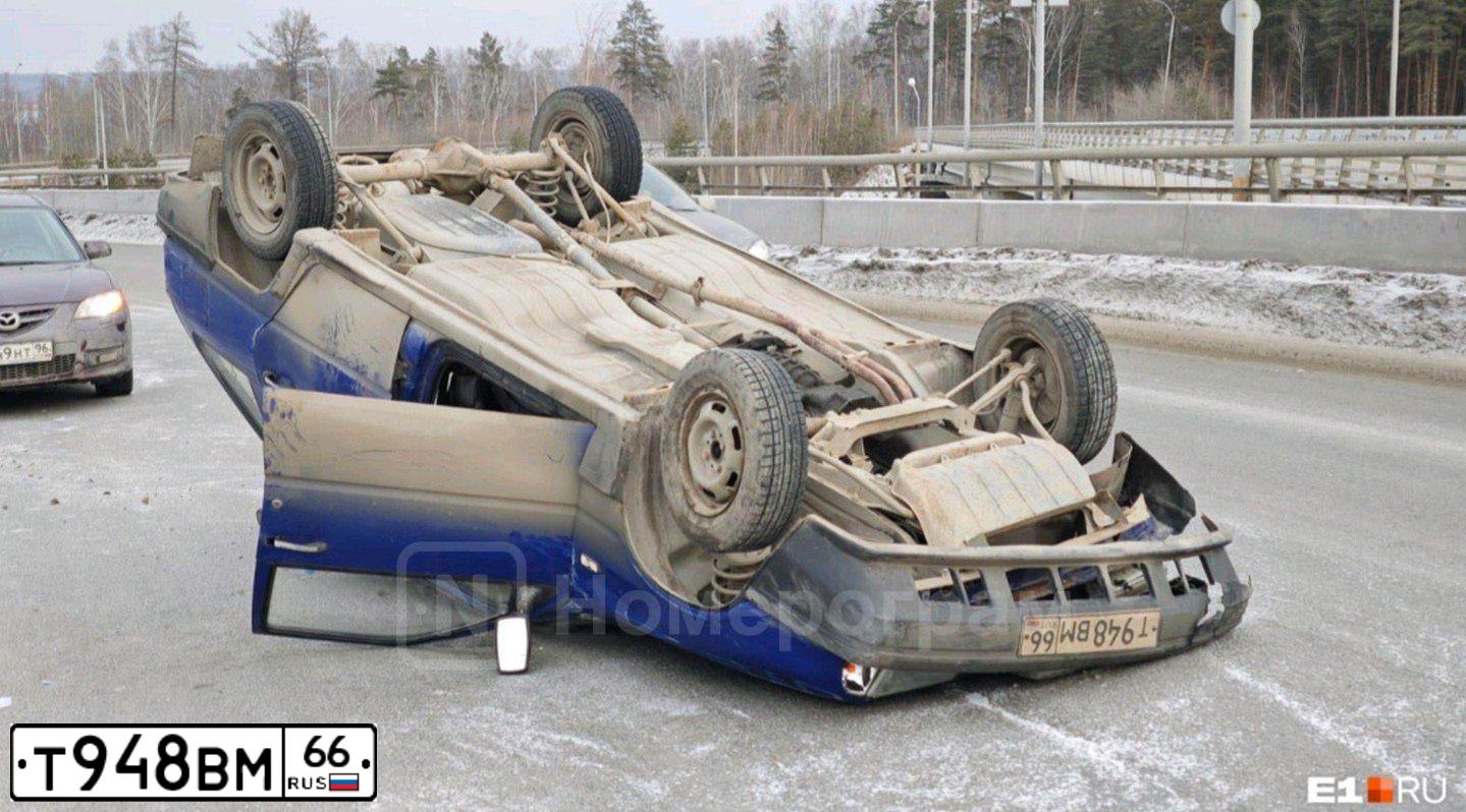 Фото автомобиля IZH 2126, 2004 — госномер Т948ВМ66. Цвет: СИНИЙ