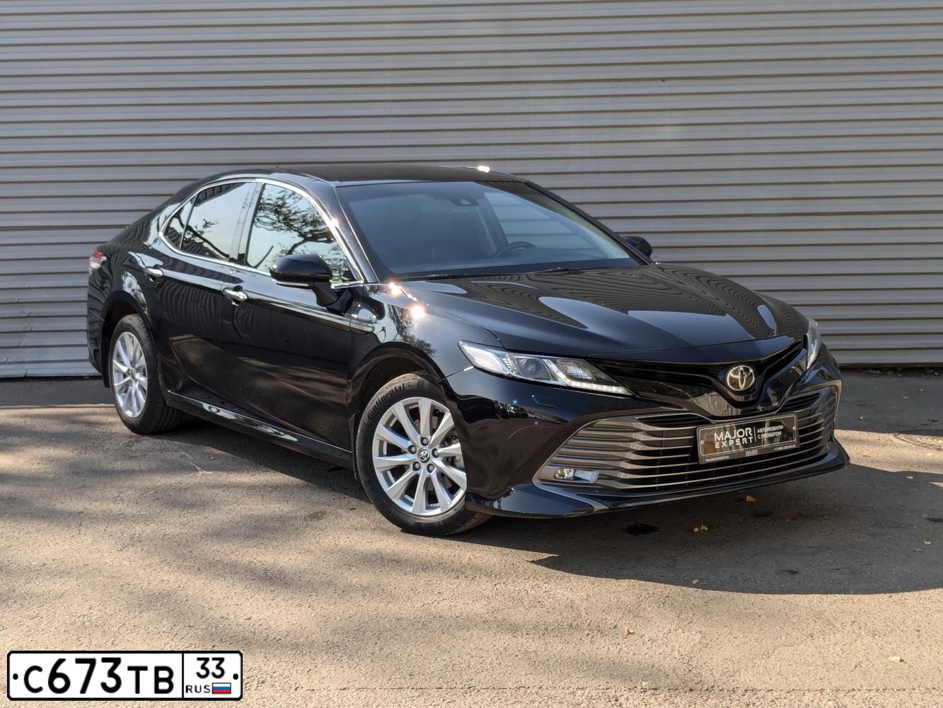 Фото автомобиля TOYOTA CAMRY, 2020 — госномер К461ВЕ550. Цвет: ЧЕРНЫЙ
