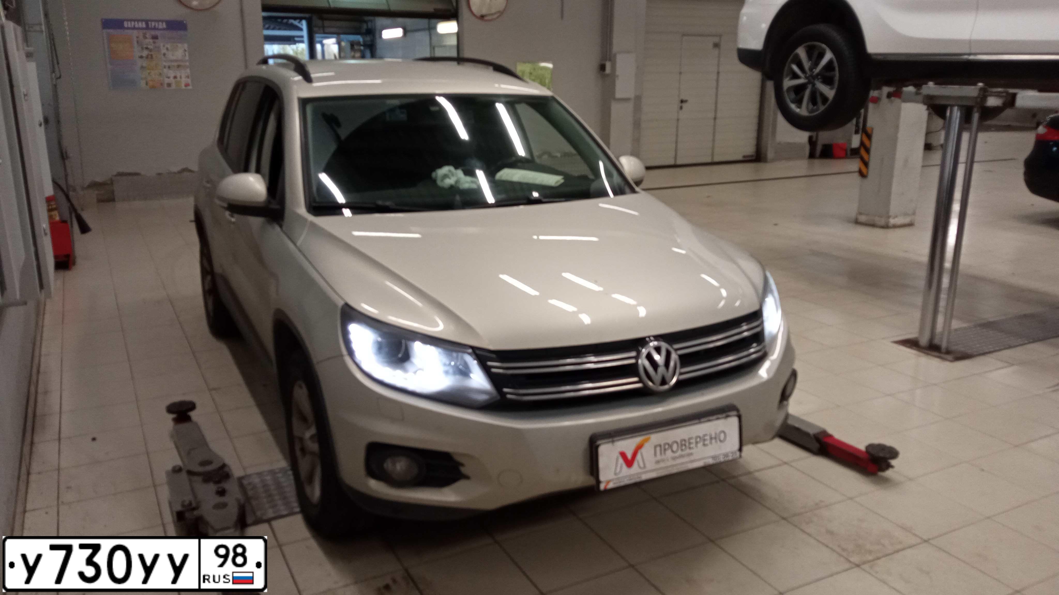 Фото автомобиля TOYOTA LANDCRUISER 200, 2009 — госномер Н264УР27. Цвет: СЕРЕБРИСТЫЙ