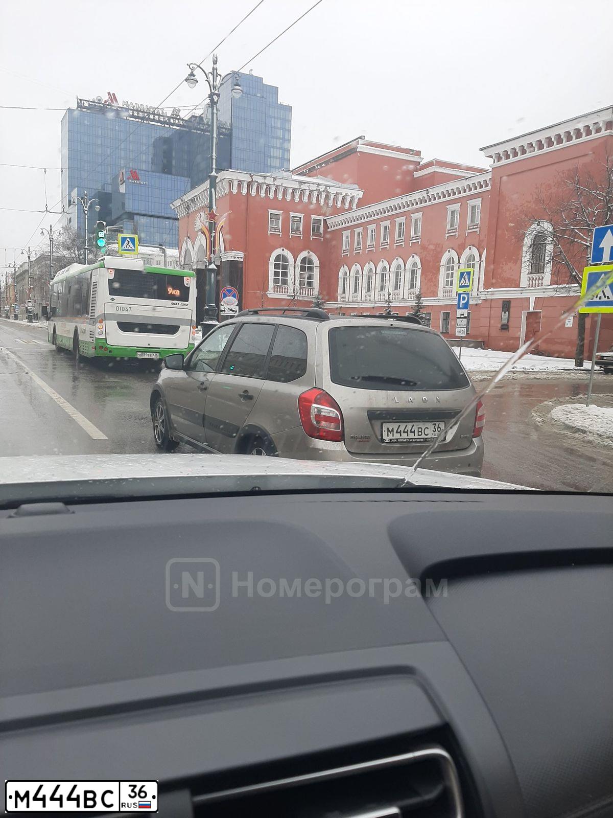 Фото автомобиля LADA 2107, 2010 — госномер М444ВС36. Цвет: СВЕТЛО-СЕРЕБ.МЕТАЛ
