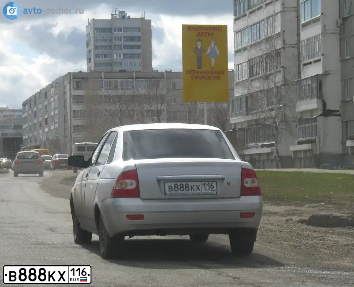 Фото автомобиля TOYOTA LANDCRUISER, 2003 — госномер В888КХ116. Цвет: ЧЕРНЫЙ