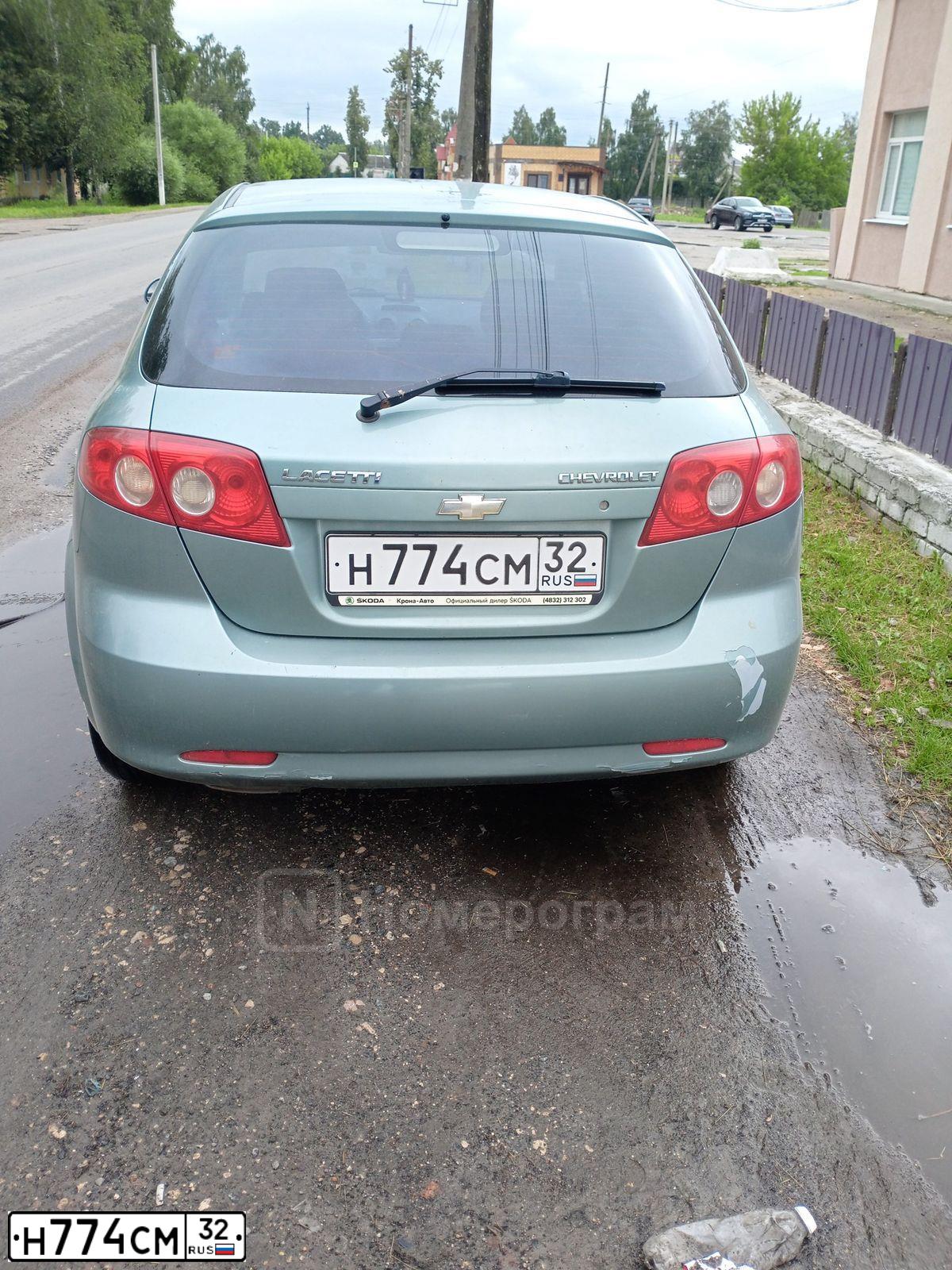 Фото автомобиля CHEVROLET LACETTI, 2004 — госномер Н774СМ32. Цвет: СЕРО-ЗЕЛЕНЫЙ