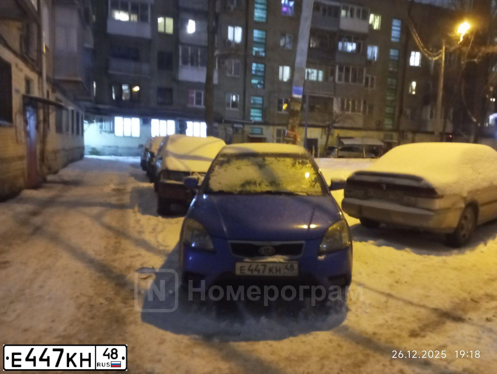 Фото автомобиля KIA RIO, 2010 — госномер Е447КН48. Цвет: СИНИЙ