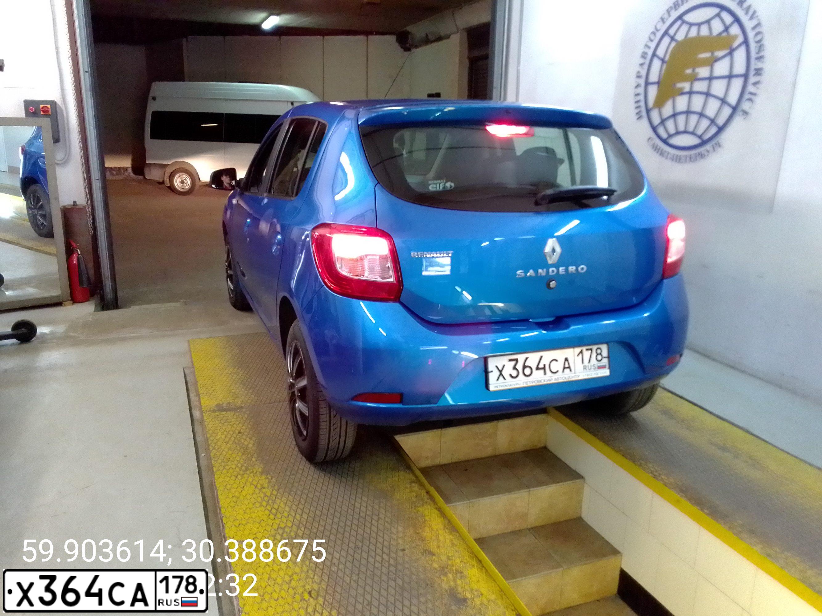 Фото автомобиля RENAULT SANDERO, 2017 — госномер Х364СА178. Цвет: СВЕТЛО-СИНИЙ