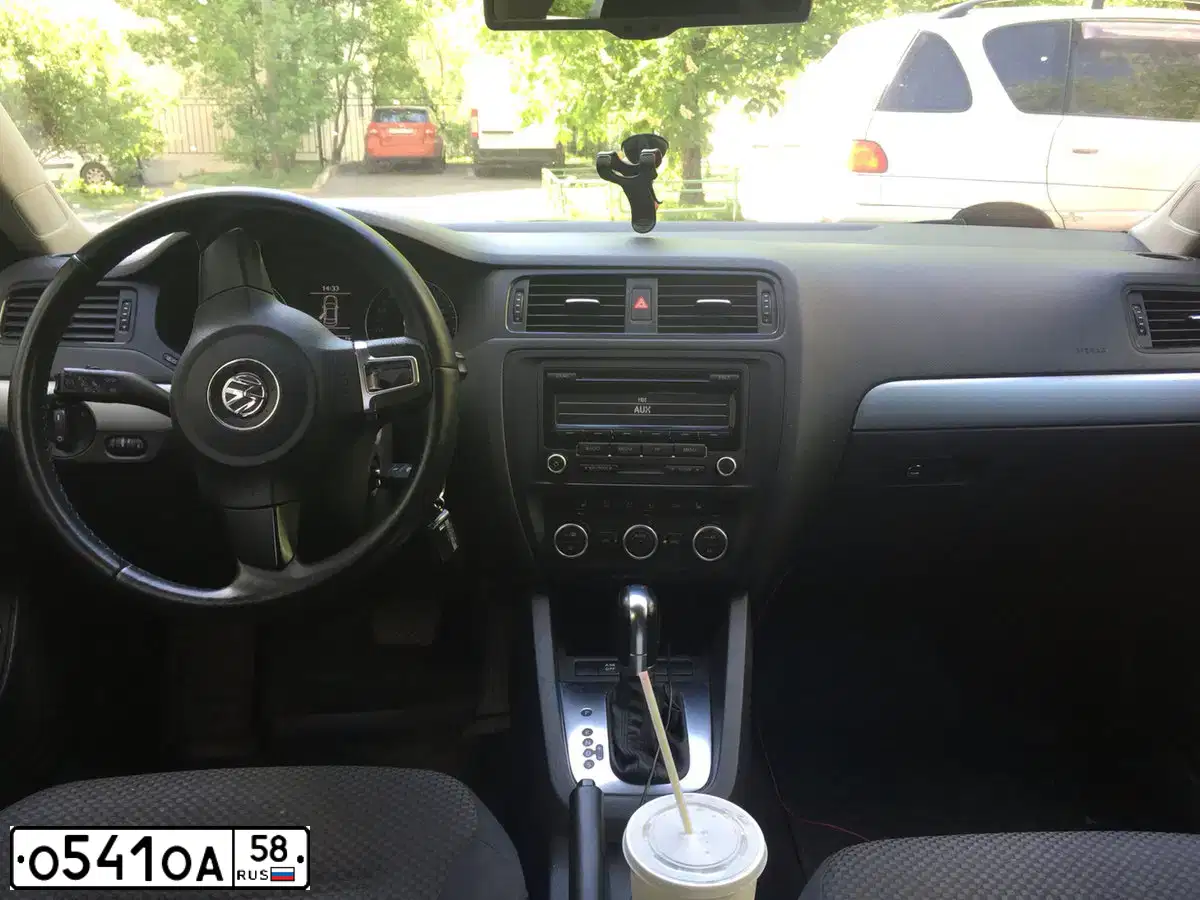 Фото автомобиля VOLKSWAGEN JETTA, 2012 — госномер Р555ОТ58. Цвет: ЧЕРНЫЙ