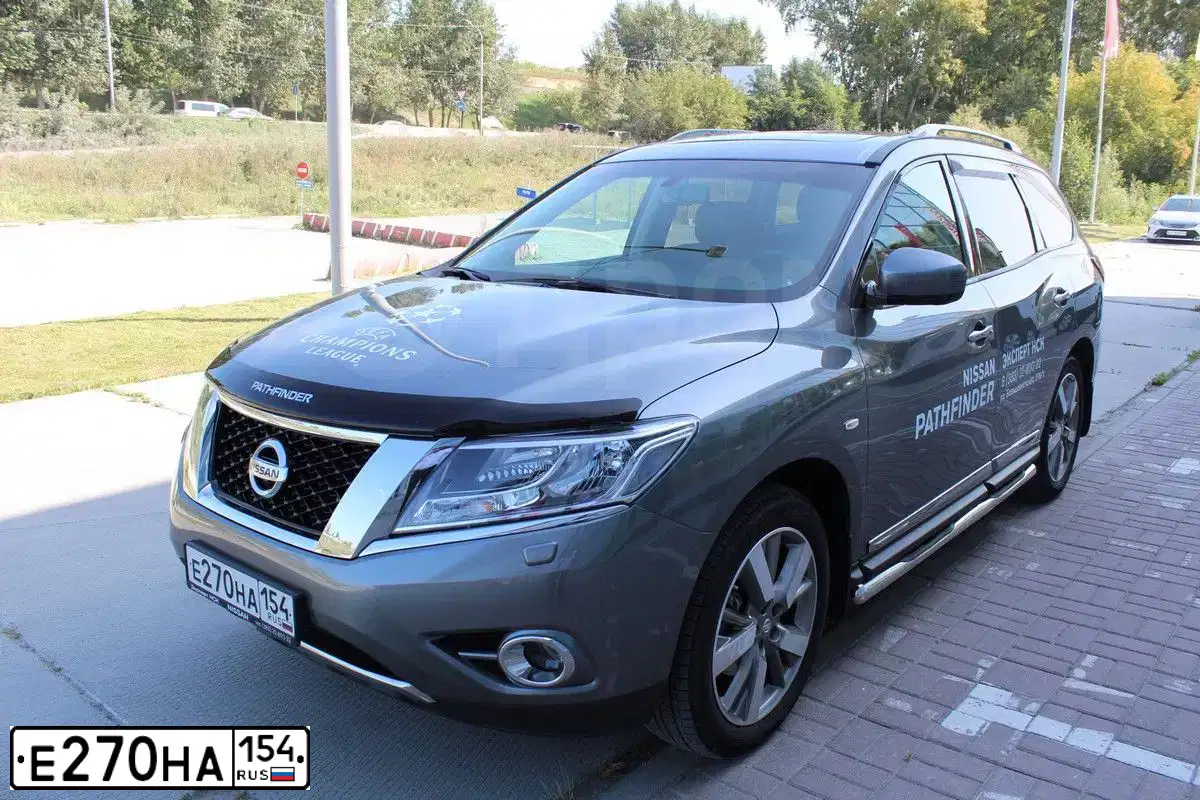 Фото автомобиля NISSAN PATHFINDER, 2016 — госномер Е270НА154. Цвет: СЕРЫЙ