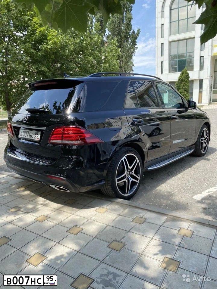 Фото автомобиля MERCEDES GLE-KLASSE, 2018 — госномер Р777ЕХ777. Цвет: ЧЕРНЫЙ