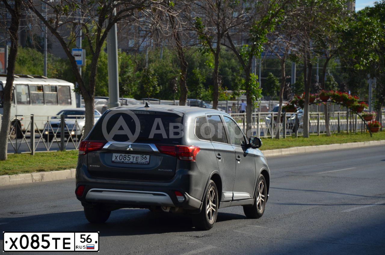 Фото автомобиля MITSUBISHI OUTLANDER, 2018 — госномер Х085ТЕ56. Цвет: Серый