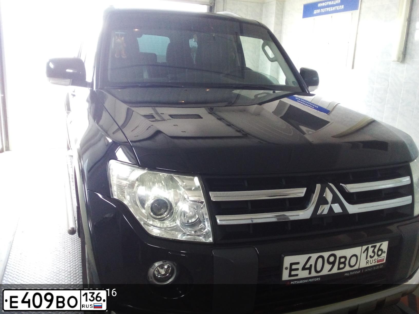Фото автомобиля MITSUBISHI PAJERO, 2011 — госномер Е409ВО136. Цвет: ЧЕРНЫЙ